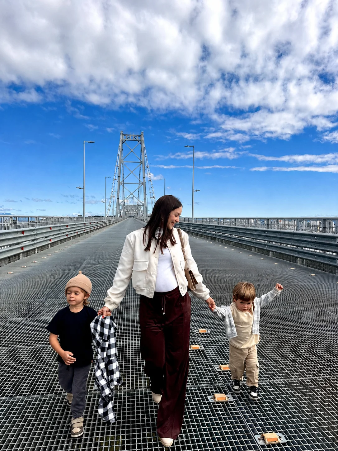 Ana Clara caminhando com os filhos
